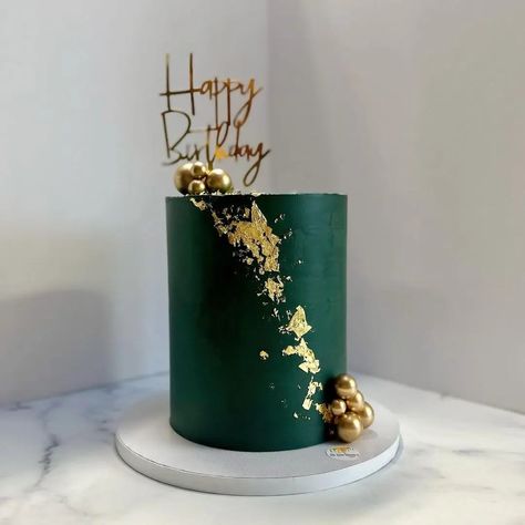 14 Elegant Birthday Cake Ideas For Men. - The Perfect Cake Idea Birthday Cakes For Guys Men, Emerald And Gold Birthday Cake, 80th Birthday Cake For Men Simple, 70th Cake For Men, Elegant Cake Designs For Men, Green Theme Birthday Cake, Cake For 30th Birthday Men, Simple Cake Decorating For Men, Elegant 40th Birthday Cake