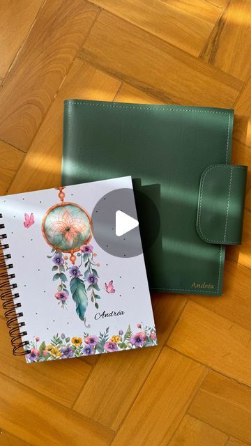 Bruk’s Artesanatos on Instagram: "Lançamento: Agenda Bruks 2025 

A Case é feita de sintético Montana para deixar sua agenda mais estilosa e funcional, ela pode ser personalizada, o fecho é com botão de pressão, tem bolsos internos, e um estojo embutido. 🤍Vem com seu nome nela! 🤍
Junto com a Case tem uma Agenda 2025, nela você encontra tudo que precisa para deixar seu dia a dia organizado e ainda planejar seu ano inteiro, com adesivos super fofos para ajudar destacar assuntos importantes, vem com divisórias dos meses, e partes para anotações. 🤍 Você pode escolher entre mais de 90 temas de capas e colocar seu nome 🤍

A Agenda 2025 tem em dois modelos:
- Modelo Semanal: assim que abrir a agenda consegue ter uma visão geral da sua semana em apenas duas páginas.
- Modelo Diário: para quem