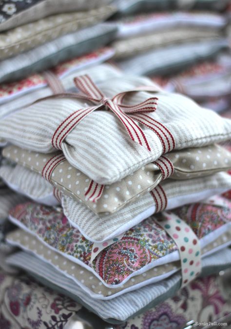 Lavender Crafts, Sachet Bags, Scented Sachets, Lavender Bags, Lavender Sachets, Fabric Projects, Sachets, Potpourri, Sewing Inspiration