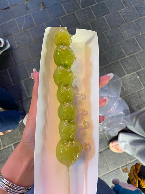 green grape korean shine muscat grape tanghulu sugar coated yummy travel food Korean Grape Candy, Sugar Coated Grapes, New Years Grapes, Grape Sweets, Green Grapes Aesthetic, Tanghulu Aesthetic, Green Aesthetic Food, Grape Tanghulu, Tang Hulu