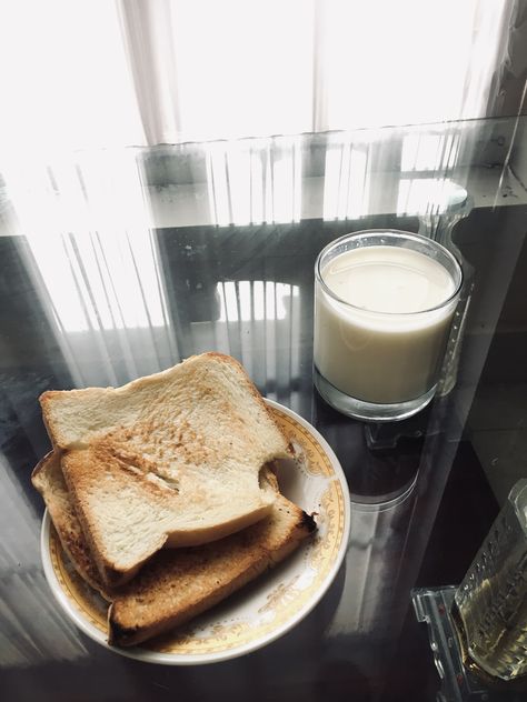 Roti bakar flat with milk Roti Tawar Aesthetic, Pap Makan Roti, Pap Roti, Roti Bakar, Foto Pin, Pap Random, Eat In A Day, Milk, Diet