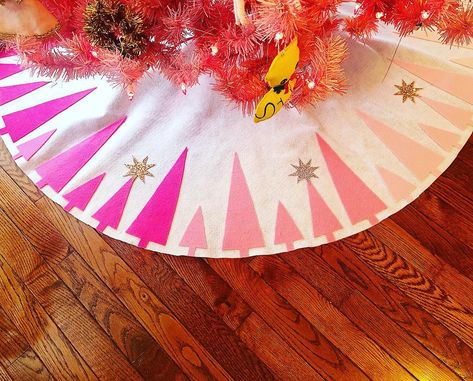 Tree Skirt Diy, Diy Christmas Tree Skirt, Christmas Tree Skirts Patterns, Diy Felt Christmas Tree, Mid Century Modern Christmas, Skirt Diy, Mid Century Christmas, Felt Christmas Tree, Christmas Sewing