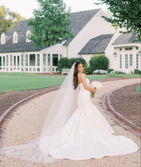 Ball Gown Wedding Photos, Bridal Portraits Inspiration, Bridal Pictures Ideas Photo Poses, Bridal Portraits Poses, Bridal Portraits Outdoor, Church Wedding Photos, Bridal Portrait Ideas, Spring Wedding Photos, Wedding Portrait Poses