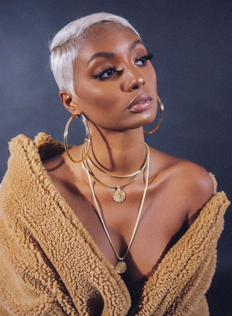 Sleek Short Hair, Natural Hair Short Cuts, Short Hair Black, Short Hair Pixie Cuts, Short Sassy Hair, Sassy Hair, Platinum Blonde Hair, Hair Crush, Short Blonde