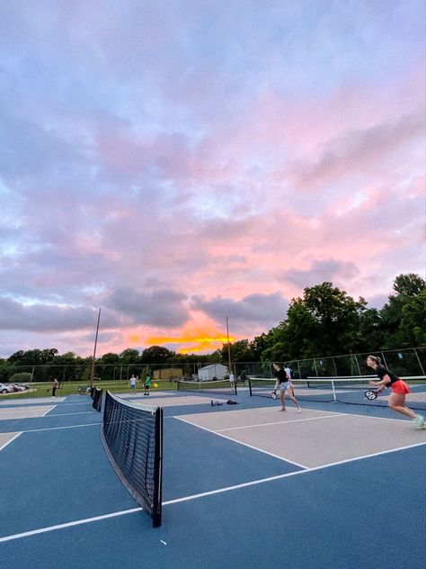 Summer Aesthetic Friends, Wealth Aesthetic, Mode Tennis, Tennis Lifestyle, Board Mood, Tennis Aesthetic, Ball Aesthetic, Tennis Life, Pickleball Court