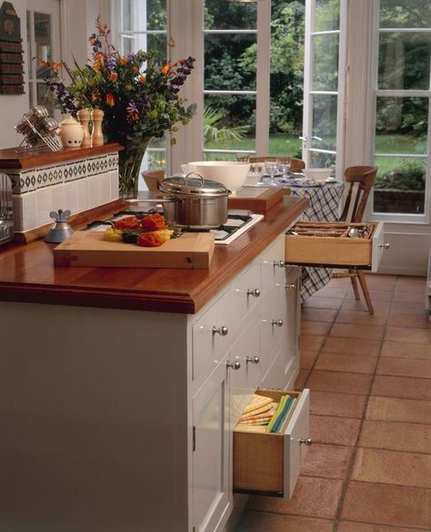 Kitchen With Terracotta Floor, Terracotta Kitchen Floor, Rear Kitchen Extension, Terracotta Kitchen, Terracotta Floor Tiles, Bungalow Kitchen, Saltillo Tile, Terracotta Floor, Country Style Kitchen