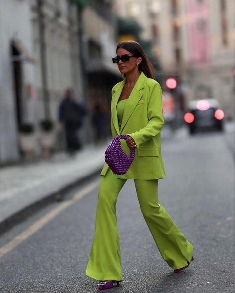 Lime Green Outfits For Women, Lime Green Blazer Outfit, Green Outfits For Women, Monochromatic Fashion, Look Rose, Color Blocking Outfits, Green Outfit, Street Style Chic, Blazer Fashion