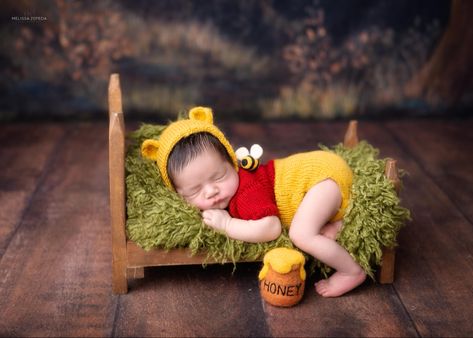 Pooh Bear Newborn Pictures, Pooh Bear Photo Shoot, Winnie The Pooh Newborn Photography, Winnie The Pooh Newborn Pictures, Costume Crochet, First Baby Pictures, Baby Shower Decorations Neutral, One Month Baby