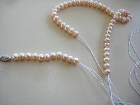 how to knot pearls Pearl Necklace Tutorial, Handmade Pearl Jewelry, Baby Necklace, Cheap Necklaces, Diy Jewelry Necklace, Necklace Cross, Jewelry Knots, Necklace Tutorial, Jewelry Techniques