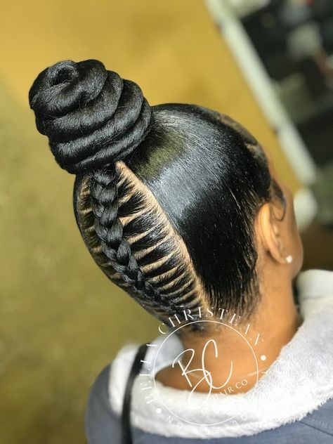 49 Ponytail Hairstyles for the Chic Woman – Svelte Magazine Ponytail And Scarf Hairstyles, Black Hair Bun Styles, Long Ponytail Hairstyles, Cabello Afro Natural, Black Hair Updo Hairstyles, Weave Ponytail Hairstyles, Weave Ponytail, Black Ponytail Hairstyles, Feed In Braids Hairstyles