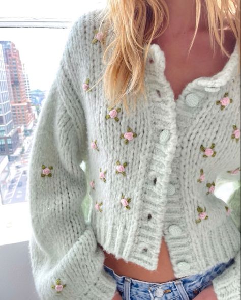 Floral Knit Sweater, Knit Sweater Embroidery, Embroidery On Knitted Sweater, Women Knitted Sweater, Gilet Crochet, Knit Cardigan Pattern, Cardigan Vintage, Crochet Fashion Patterns, 자수 디자인