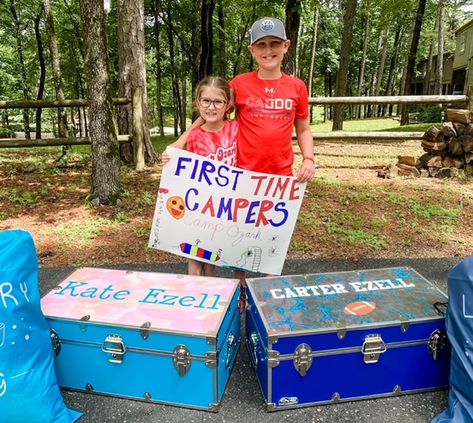 Overnight Camp Hacks, Summer Camp Tips, Summer Camp Hacks, Camp Trunk Decorating Ideas, Summer Camp Must Haves, Camp Bunk Decor, Camp Essentials For Girls Summer, Summer Camp Backpack, Sleepaway Camp Essentials