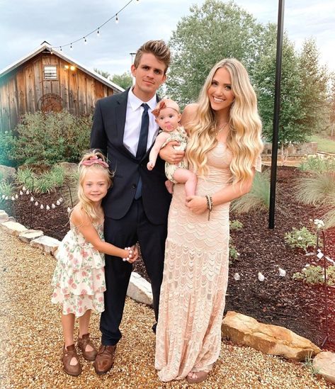 Everleigh Rose Soutas, Cole LaBrant, Savannah Labrant and Posie LaBrant.  See 16 facts on Everleigh Rose that you might not know. Want to know her age or birthday? How about her real dad? That is all highlighted here.  Source: @everleighrose (Instagram) Savannah Soutas, Savannah Labrant, Brown To Blonde Balayage, Sav And Cole, Summer Family Pictures, Savannah Rose, Cole And Savannah, Labrant Family, Mommy Daughter Outfits