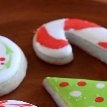 Evite on Instagram: "If sugar cookie decorating is in your future, save this recipe and these tips for the *perfect* royal icing, every time. 🍪🎄🎅" Perfect Royal Icing, Icing Consistencies, Fancy Sugar Cookies, Sugar Cookie Decorating, Royal Icing Cookies Recipe, Icing Ideas, Cookie Cake Pie, Christmas Sweets, Cookie Icing