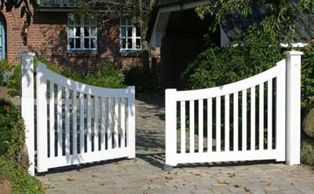 driveway gate ...we might be able to build this with the kreg pocket hole jig. Entrance Gates Driveway, Tor Design, Wooden Gates Driveway, Yard Gate, Garden Gate Design, Timber Gates, Side Gates, Driveway Entrance, Entrance Gate