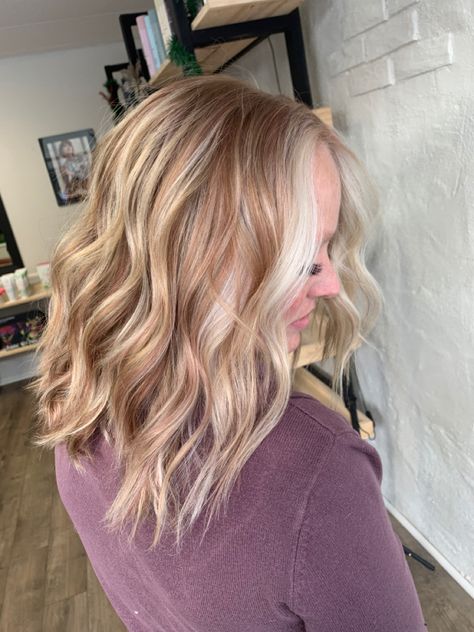 Winter Blonde Hair Money Piece, Pink And Blonde Highlights, Strawberry Blonde With Money Piece, Blonde And Pink Highlights, Blonde Highlights With Money Piece, Blonde With Money Piece, Blonde And Pink, Winter Blonde Hair, Winter Blonde