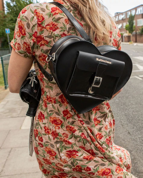 DM Heart Bags: add tough love to any outfit. Heart Bag Outfit, Dm Boots, Heart Bags, Leather Backpack Black, Dr Martens Style, Mini Leather Backpack, Heart Shaped Bag, Backpack Outfit, Bag Outfit