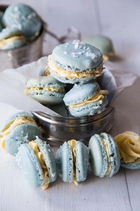 Toasted Coconut Macarons Coconut Macarons, Coconut Macaron, Macarons Recipe Easy, Afternoon Tea Recipes, Macaron Cookies, Fresh Baked Cookies, Macaroon Recipes, Salty Cake, Macaron Recipe