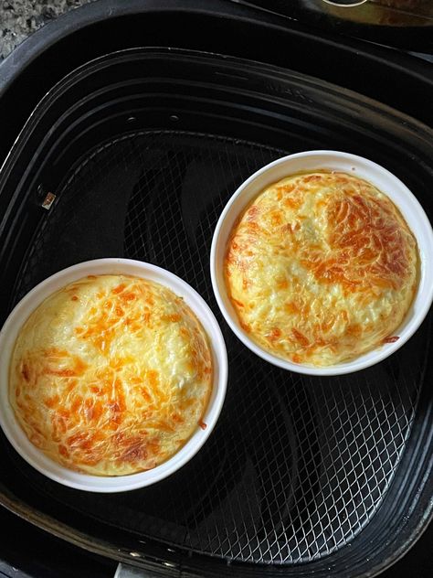 Air Fryer Quiche | Foodtastic Mom #airfryerrecipes #airfryerquiche #crustlessquiche #quicherecipes Baked Eggs In Air Fryer, Omlet In Air Fryer, Air Fryer Baked Eggs, Single Serving Air Fryer Recipes, Air Fryer Souffle, One Person Air Fryer Meals, Ramekin Quiche, Air Fryer Eggs Recipes, Ramekin Air Fryer Recipes