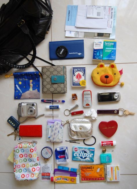 Purse Essentials List, Purse Necessities, Mom Purses, What's In My Purse, School Bag Essentials, Backpack Essentials, Inside My Bag, Purse Essentials, Handbag Essentials