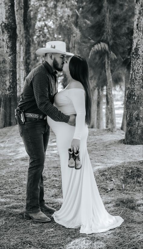 Vaquero Maternity Shoot, Cowboy Maternity Pictures, Western Maternity Photoshoot, Western Maternity Shoot, Western Maternity Pictures, Country Maternity Photos, Country Maternity, Fall Maternity Pictures, Pregnant Photoshoot