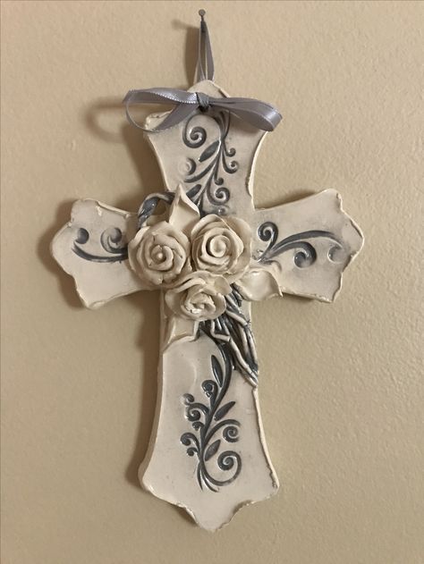 Dark grey underglaze with white roses on cross Ceramic Crosses Ideas, Clay Crosses Ceramics, Recuerdos Primera Comunion Ideas, Pottery Angels, Ceramic Bead Jewelry, Clay Cross, Ceramic Crosses, Plaster Sculpture, Air Dry Clay Projects