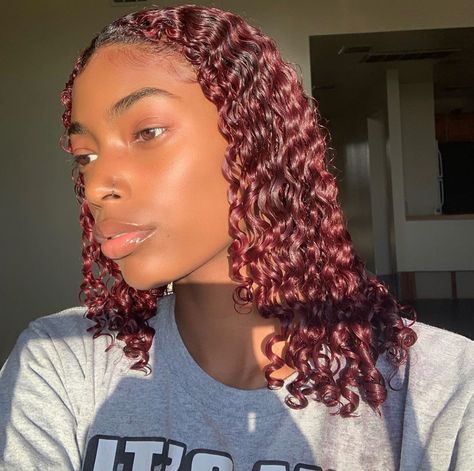 Light Burgundy Hair, Black Woman Red Hair, Burgundy Curly Hair, Afrocentric Hairstyles, Curly Head, Maroon Hair, Magenta Hair, Dyed Hair Purple, Red Hair Inspo