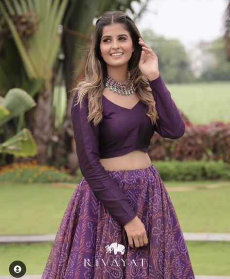 Crop Top With Chaniya, Choli Blauz Designs Latest, Lengha Choli Poses, Simple Blouse Designs For Lengha, New Choli Design 2023 Simple, Chaniya Blouse Designs Latest, Poses For Crop Top Lehenga, Navratri Chaniya Choli Pose Ideas, Choli Poses For Women