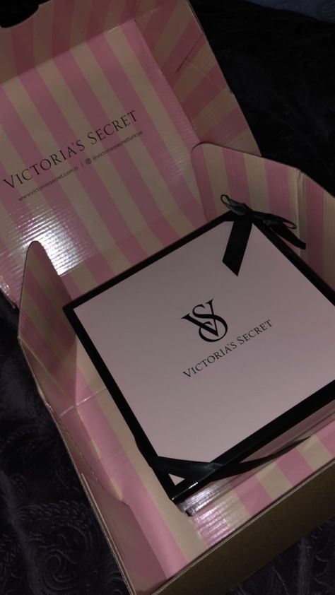 victoria's secret fake story , shopping 
aesthetic 
pink 
bella hadid 
gigi hadid
kendall jenner
victoria's secret aesthetic Victoria Secret Fake Story, Chek List, Victoria Secret Gifts, Victora Secret, Victoria Secret Store, Shopping Aesthetic, Victoria Secret Lingerie, Victoria Secret Fashion, Aesthetic Pink