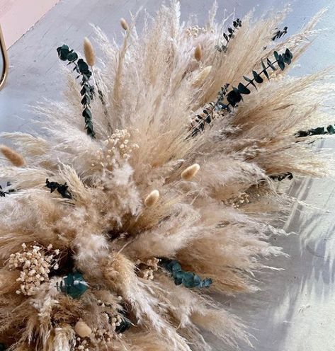 pampas grass table arrangement winter decor Pampas Grass Christmas Decor, Dining Room Table Settings, Winter Floral Arrangements, Dining Room Decor Modern, Christmas Home Decor Ideas, Dining Room Centerpiece, Christmas Decorating Ideas, Winter Porch, Christmas Table Centerpieces