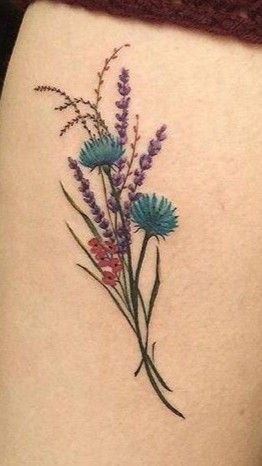 niet heel duidelijk, maar mooi voorbeeld van wilde bloemen die bij elkaar passen om te verwerken in de tattoo. ook qua kleur en ze ogen ook weer realistisch genoeg. Wild Flowers Tattoo, Blatt Tattoos, Lavender Tattoo, Wildflower Tattoo, Illustration Tattoo, Botanical Tattoo, Flowers Tattoo, Diy Tattoo, Time Tattoos