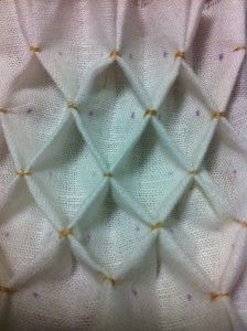 A step-by-step tutorial on how to do the honeycomb pleatwork (smocking) on my unterhemd (chemise) collar. It's easier than you might think, and looks smashing! Canadian Smocking, Smocking Tutorial, Smocking Patterns, Ideas Embroidery, Fest Outfits, Heirloom Sewing, Sewing Techniques, 16th Century, Sewing Inspiration