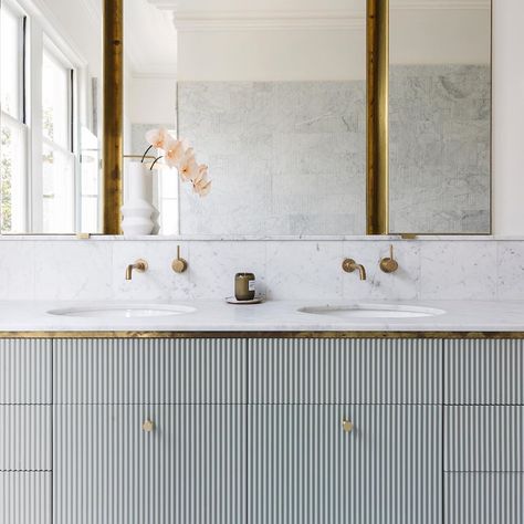 Viv Hannigan Design on Instagram: “Master en-suite from our latest Mosman house.  @simonwhitbreadphoto @potter_wilson  #brassbathroom #bathroomdesign  #bathroom…” Bathroom Design Black, Art Deco Bathroom, Bathroom Storage Solutions, Apartment Bathroom, Trendy Bathroom, White Rooms, Bath Room, Decor Trends, Interior Deco