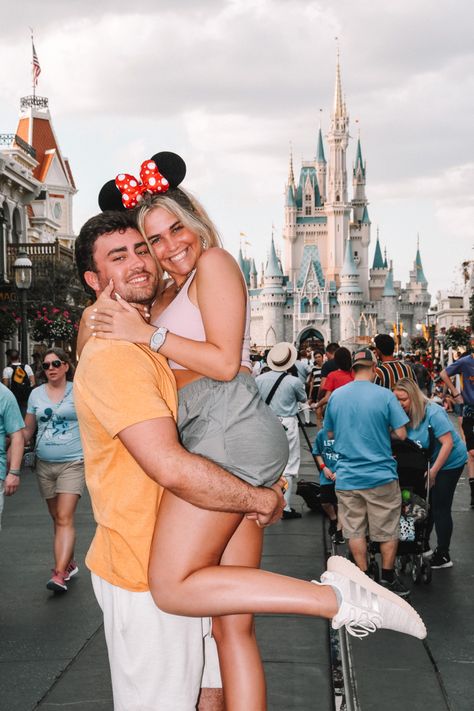 Disney Park Couple, Disney Photopass Poses, Disney Couples Trip, Disneyworld Couples Outfits, Disney World Couples Outfits, Disney World Couple Photos, Disney Poses Ideas Couples, Disneyland Couple Photos, Epcot Photo Ideas Couples