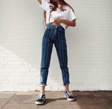 jeans | mom jeans | striped | stripes | blue jeans | white tshirt | printed | vans old skool | black | casual outfit | girl | fashion | style Looks Jeans, Girl Fashion Style, Grunge Look, Outfit Jeans, Jeans Mom, Striped Jeans, Jeans Outfit, Mode Vintage, Fashion Mode