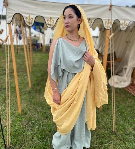 Ancient Greek Chiton Women, Modern Greek Clothing, Roman Woman Clothing, Peplos Greek, History Cosplay, Greek Peplos, Roman Women Dress, Doric Chiton, Pagan Veiling