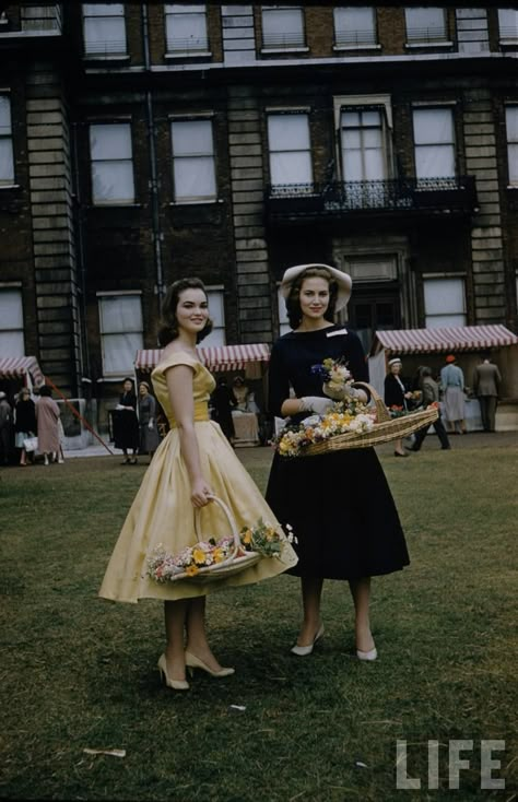 Old Money 1950s, Henrietta Tiarks, 1950 Photoshoot, 50s Aesthetic, Vintage Fashion 1950s, Basket Of Flowers, Made In Chelsea, Fashion 1950s, Vintage Life