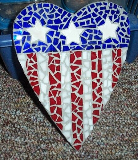 Diy Mosaic Projects, Paint Chip Crafts, Mosaic Heart, Mosaic Stepping Stones, Mosaic Rocks, Mosaic Pots, Mosaic Flower Pots, American Flag Wallpaper, Mosaic Crosses