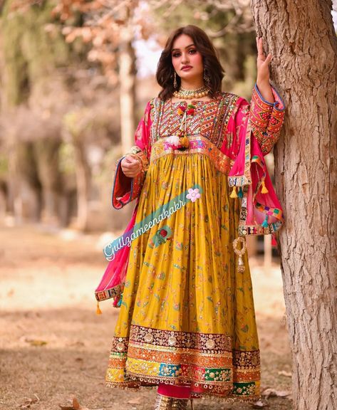 Kashmiri Outfit, Pathani Frock, Desi Suits, Balochi Dresses, Mehndi Bridal, Suits 2023, Afghani Clothes, Balochi Dress, Afghan Dress