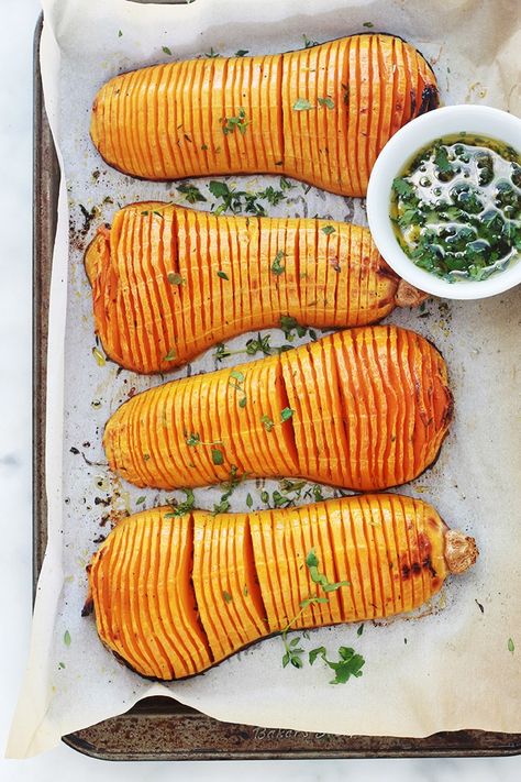 Voici une recette originale de courge butternut rôtie au four : à la hasselback! Simple et facile à faire. Ce sont des demi courges butternut (doubeurre) coupées en tranches (sans aller jusqu’au bout), assaisonnées avec des épices, herbes aromatiques et huile d’olive puis rôties au four. Oven Roasted Butternut Squash, Butternut Squash Recipes, Healthy Clean Eating, Roasted Butternut, Roasted Butternut Squash, Squash Recipes, Batch Cooking, Crockpot Recipes Easy, Winter Food