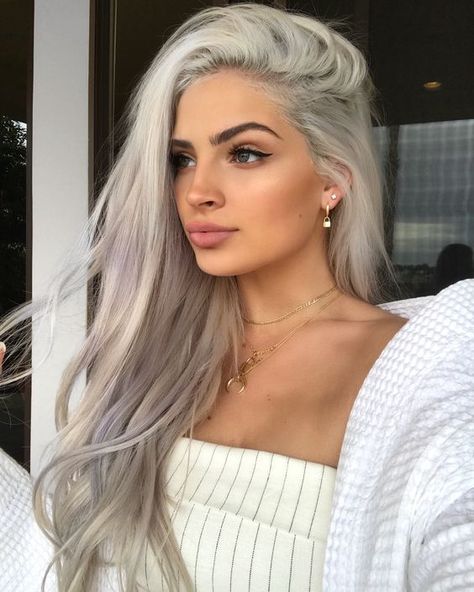 Aquí te dejamos razones para que te atrevas a teñir tu cabello y presumir una   melena nueva. Apuéstale al #grayhair, una de las tendencias favoritas de este 2019. Blue Steel Hair, Long Grey Hair, Grey Hair Wig, Gif Illustration, Food Makeup, Disney Instagram, Platinum Hair, Blonde Hair Looks, Pinterest Hair