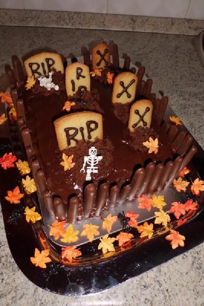 Grave Yard Cake - OCCASIONS AND HOLIDAYS Grave Yard Cake, Halloween Dessert Buffet, Easy Halloween Classroom Treats, Cake Decorating Halloween, Spooky Halloween Cakes, Halloween Candy Bar, Grave Yard, Halloween Dessert, Halloween Sweets