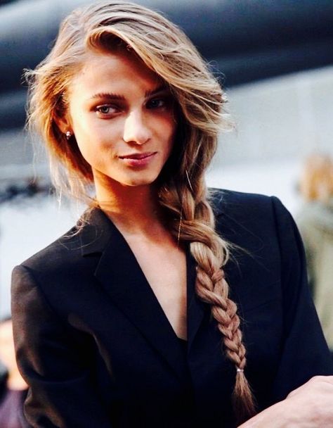 Over-the-shoulder braid Long Hair Care, Office Hairstyles, Messy Braids, Hair Cute, Peinados Recogidos, Hair 2018, Side Braid, Hair Dos, Ponytail Hairstyles