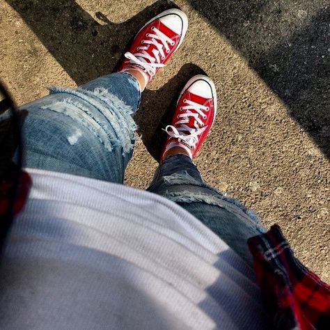 Chuck Taylors Outfit Women, Red Chuck Taylors Outfit, Red Chuck Taylors, Low Top Converse Outfit, Converse Rouge, Chuck Taylors Outfit, Red Converse Outfit, Vans Shoes Fashion, Low Top Converse