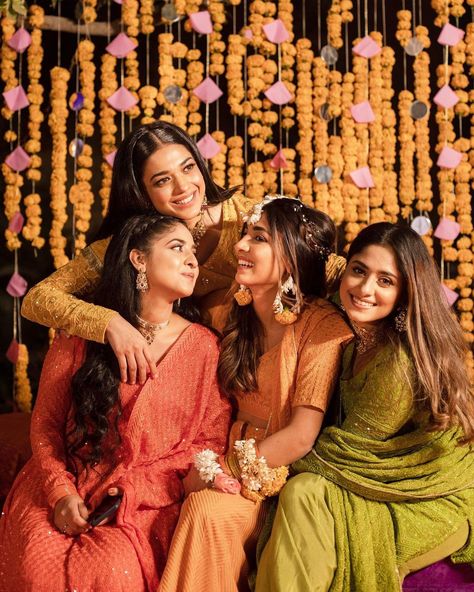 Sisters Photography Poses, Haldi Poses For Bride, Bridesmaid Poses, Construction Fails, Bridesmaid Photoshoot, Sisters Photoshoot Poses, Bride Photos Poses, Indian Wedding Poses, Sister Photography