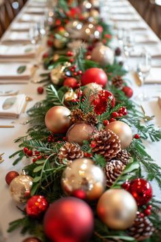 Auntie Claus, Christmas Hosting, Red Christmas Decor, Decorative Balls, Christmas Tree Tops, Christmas Table Centerpieces, Gold Christmas Decorations, Easy Christmas Decorations, Fun Christmas Decorations