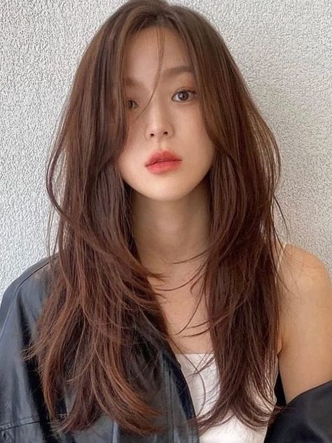 Korean fall hair color: ash brown long layers Asian Curtain Bangs Long Hair, Long Layered Hair Asian, Long Asian Haircut, Korean Long Haircut, Asian Hairstyles Long, Korean Brown Hair, Korean Mid Length Hair, Korean Haircut Long, Bangs Inspo