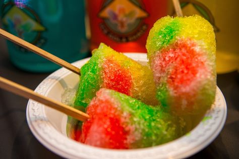 Cool and colorful ice golas any one?! Food Pani Puri, Pakistani Street Food, Ice Gola, Ice Cream Alternative, Pakistani Dishes, Fb Games, Spicy Corn, Food Captions, Pani Puri