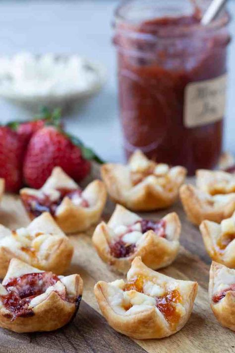 Goat Cheese And Jam, Goat Cheese Fig Jam, Cheese And Jam, Puff Pastry Bites, Pastry Bites, Pastry Puff, Jam Gift, Goat Cheese Appetizer, Puff Pastry Appetizers