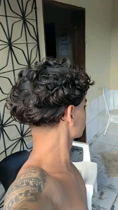 Wavy Hair Low Taper, Bleached Hair Men, Taper Fade Short Hair, Fade Haircut Designs, Fade Haircut Curly Hair, Long Curly Hair Men, Taper Fade Curly Hair, Fade Haircut Styles, Curly Hair Fade